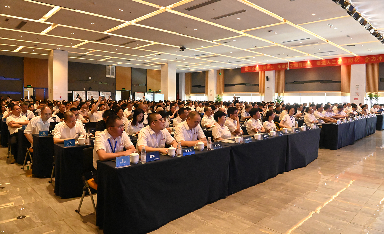 踔厲奮發(fā)四曲線，乘風(fēng)破浪十五五——銀輪股份2025年度戰(zhàn)略研討會綜述